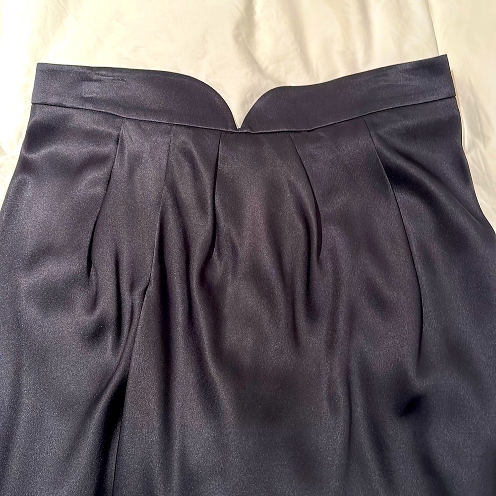 Giorgio Armani black silk flowing skirt. Size 6